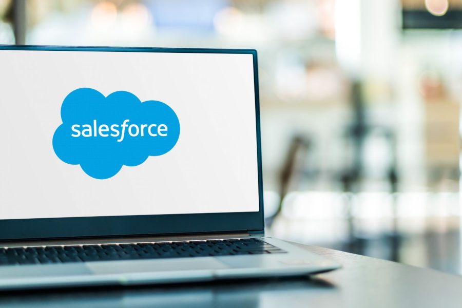 Dübörög a Salesforce.com